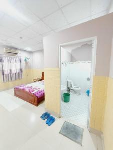 Kamar mandi di Nhà Nghỉ Hương Giang