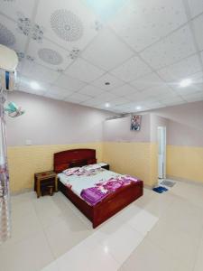 a bedroom with a bed in a room at Nhà Nghỉ Hương Giang in Xóm Cây Sanh