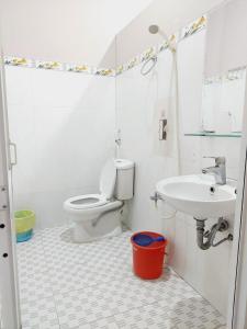 a bathroom with a toilet and a sink at Nhà Nghỉ Hương Giang in Xóm Cây Sanh