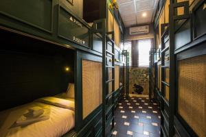 Postel nebo postele na pokoji v ubytování Azure Hostel Bangkok
