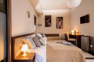 Un pat sau paturi într-o cameră la Corso Grand Suite