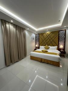 a bedroom with a large bed in a room at شقق جيهان الخاصة in Al Madinah