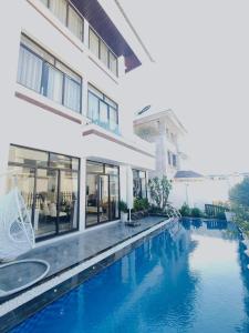 une piscine vide en face d'un bâtiment dans l'établissement Villa FLC 7 Ngủ Hạ Long - Đẳng cấp - Phòng Karaoke riêng, à Hạ Long