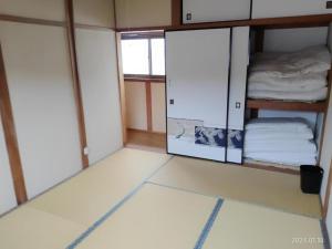 um quarto com beliches e um espelho em ImagineWestOcean - Vacation STAY 15908 em Suo Oshima