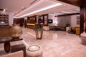 un vestíbulo de un hotel con sala de espera en فندق سمو ان - Sumo inn Hotel en Najrán