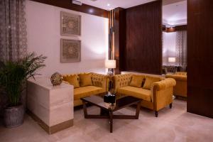 納季蘭的住宿－فندق سمو ان - Sumo inn Hotel，客厅配有沙发和桌子