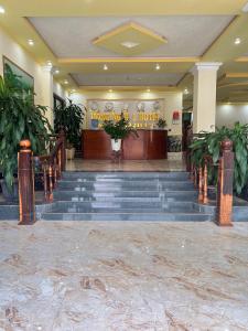 eine Lobby mit einer Treppe, die zu einem Hotel führt in der Unterkunft Hồng Ngọc 1 Hotel Tà Đùng in Biđong