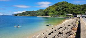 un grupo de personas en barcos en el agua en ImagineWestOcean - Vacation STAY 15915, en Suo Oshima