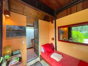 sala de estar con sofá rojo y ventana en Beach Bar Hue Hostel, en Hue