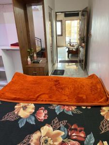 salon z pomarańczowym dywanem na podłodze w obiekcie 2 BHK Villa for Class & Mass of 8-10 Decent people w mieście Mysuru