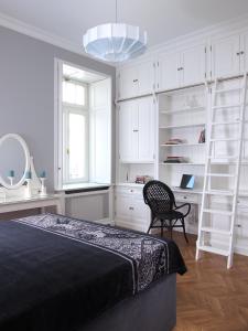 1 dormitorio con 1 cama y escritorio con silla en Warsaw Concept en Varsovia