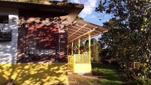 una casa con una puerta amarilla en el patio en Alojamiento Rural Jardín Consentido en Jardin