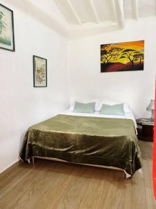 um quarto com uma cama grande num quarto em Casa Finca Las Chispas em Medellín