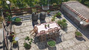 vistas panorámicas a un patio con mesa y sillas en Room in Apartment - Beb apartment Pompeii Rendine, en Boscotrecase