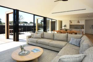 een woonkamer met een bank en een tafel bij Elske on St Anns in Flinders