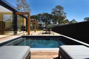 een zwembad in de achtertuin van een huis bij Elske on St Anns in Flinders