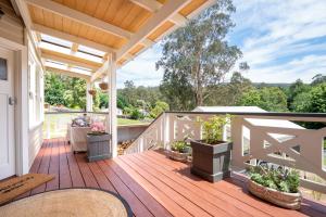 una terraza con macetas en una casa en Rosemont House Luxury BnB, en Noojee