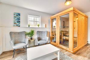 Istumisnurk majutusasutuses WaterFront Chalet wHotTubDiscoballSaunaPool