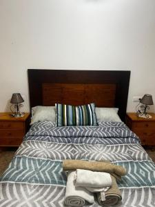 - une chambre avec un lit, des serviettes et 2 lampes dans l'établissement Vao Hol Rental - Santiago de La Ribera, à San Javier