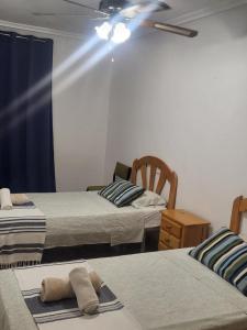 Cette chambre dispose de deux lits et d'une fenêtre éclairée. dans l'établissement Vao Hol Rental - Santiago de La Ribera, à San Javier