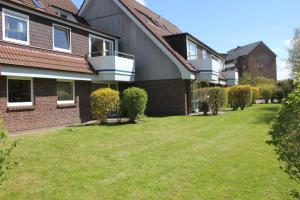 a house with a lawn in front of it at Apartmenthaus Padua in Büsum