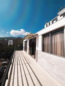 a balcony of a house with a blue sky at Hotel Puerto Bahia in San Gil