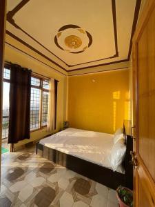 a bedroom with a bed in a room with a ceiling at Shimla Best place to live. in Kīar
