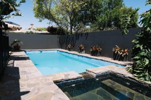 einen Pool im Hinterhof mit einem Zaun in der Unterkunft LUX Glenelg - Pool 4BD 3BA Sleeps 13 in Glenelg