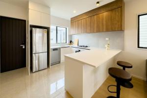 Кухня или мини-кухня в Brand New 3Bedroom Retreat in South Auckland

