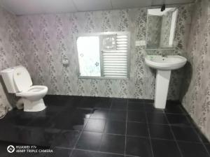 ein Bad mit einem WC und einem Waschbecken in der Unterkunft Walawwa Resort in Kurunegala