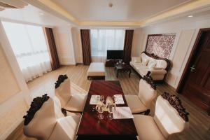 sala de estar con mesa y sillas en Asean Hotel en Hải Dương