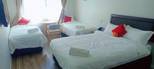 - une chambre d'hôtel avec 2 lits et un panneau dans l'établissement AWA Hotel, à Rotorua
