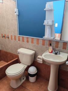 La salle de bains est pourvue de toilettes et d'un lavabo. dans l'établissement Exclusivo Apartamento en el Centro de Trujillo, à Trujillo