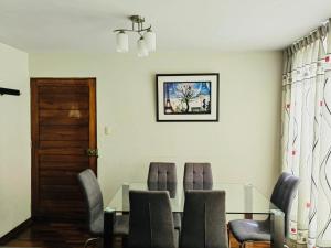 une salle à manger avec une table et des chaises en verre dans l'établissement Exclusivo Apartamento en el Centro de Trujillo, à Trujillo
