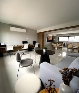 an office with chairs and tables and tablesktop at H.E 301 · Lindo Apt com Varanda - Caminho das árvores in Salvador