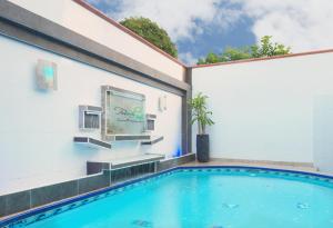 a swimming pool in front of a building at Hotel Puerto Bahia in San Gil