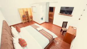 una sala de estar con una cama y un sofá en Casona Libertrek Inn, en Cusco