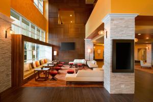 - un salon avec un canapé et une télévision dans l'établissement Monterey Marriott, à Monterey