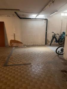 eine Garage mit zwei Fahrrädern, die vor einer Garagentür geparkt sind in der Unterkunft Appartamento clarissa in Alassio