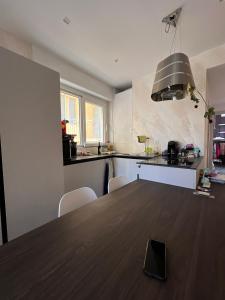 eine Küche mit einem Holztisch im Zimmer in der Unterkunft Appartamento clarissa in Alassio