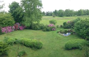 una vista aérea de un jardín con flores y un estanque en Ferienhaus im Birkenweg, en Worpswede