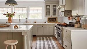 cocina con armarios blancos y fogones en Room in a Home - Villa, en Overland Park