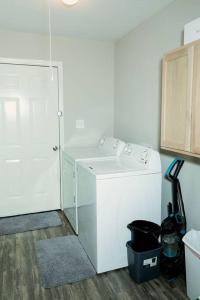 una lavadora y secadora blancas en una habitación en Happy Beach House in Biloxi en Biloxi