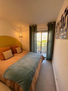 サント・マキシムにあるSuperbe 70m2 avec terrasses, proche de la plageの部屋の中に大きなベッドがある寝室