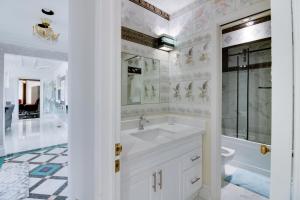 een witte badkamer met een wastafel en een toilet bij Lake View Paradise Cottage in Newcastle