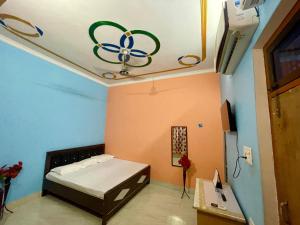 Rúm í herbergi á Shivam Home Stay