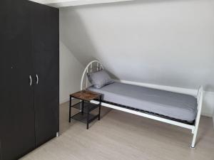 - un lit et une table dans une chambre dans l'établissement 70 m² spacieux et lumineux, à Calais