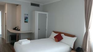 Postel nebo postele na pokoji v ubytování AWA Hotel