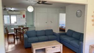 Χώρος καθιστικού στο Pet Friendly home walking distance to Surf Beach - North St, Woorim