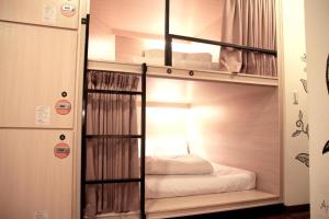 - łóżko piętrowe z 2 łóżkami piętrowymi w pokoju w obiekcie 晶城青年旅館 4f w Tajpej